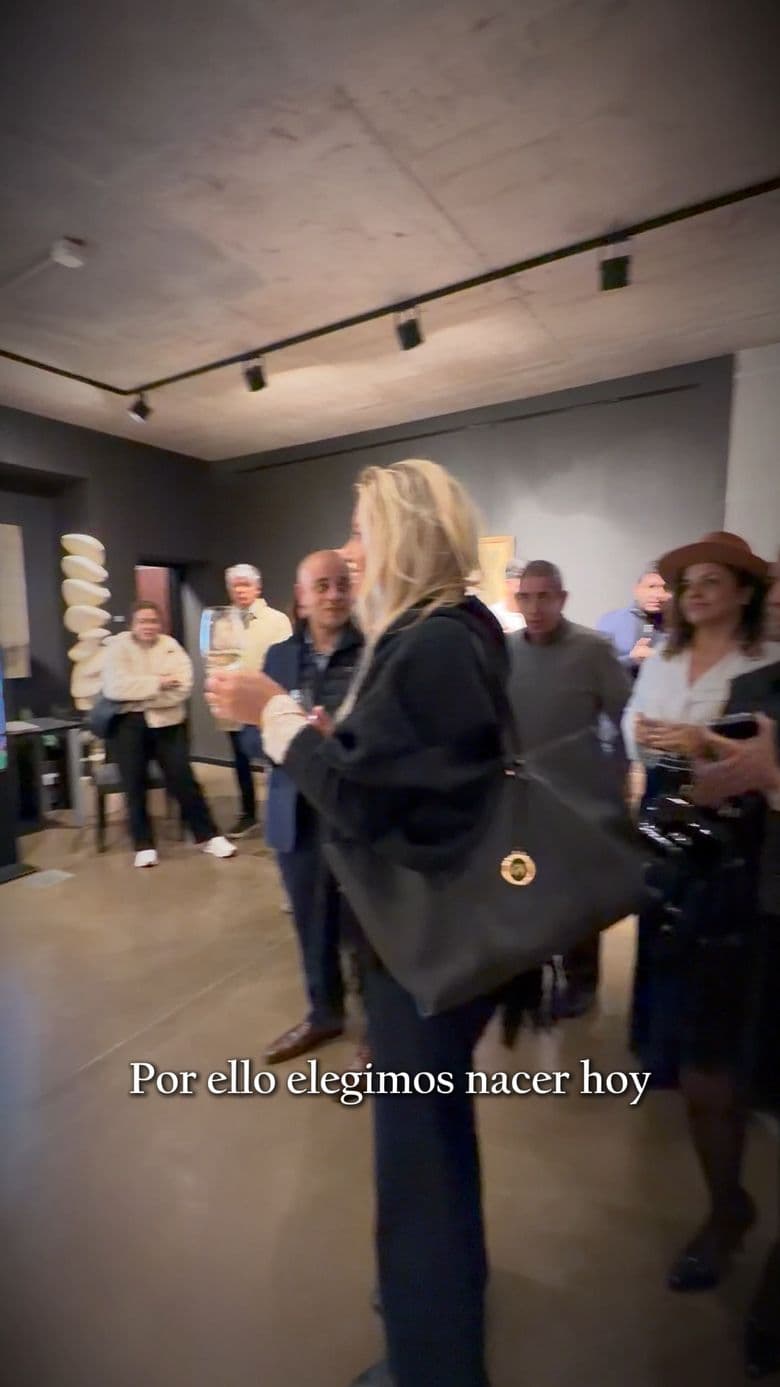 Cobertura de un evento: invitados recorriendo una galería