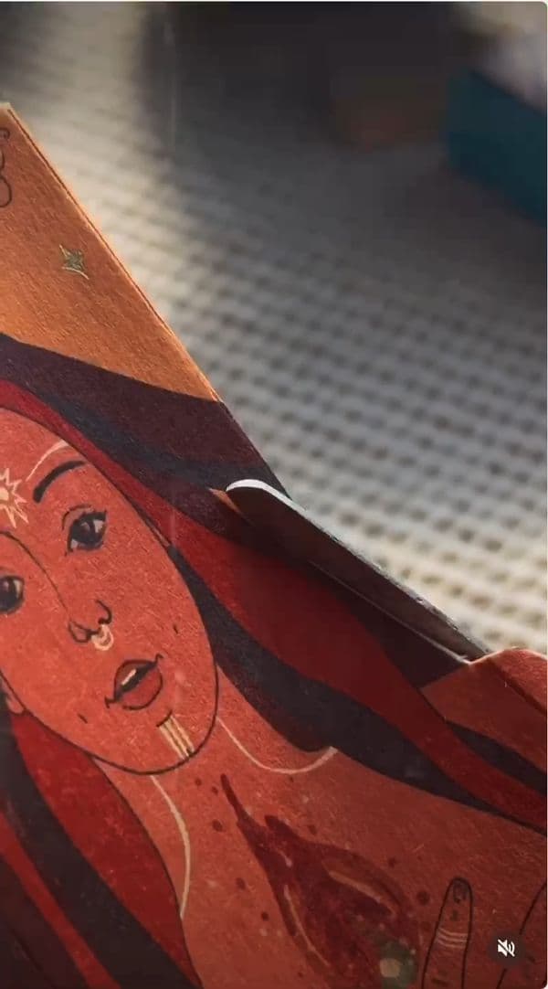 Pieza de packaging con la ilustración de una mujer de pelo largo