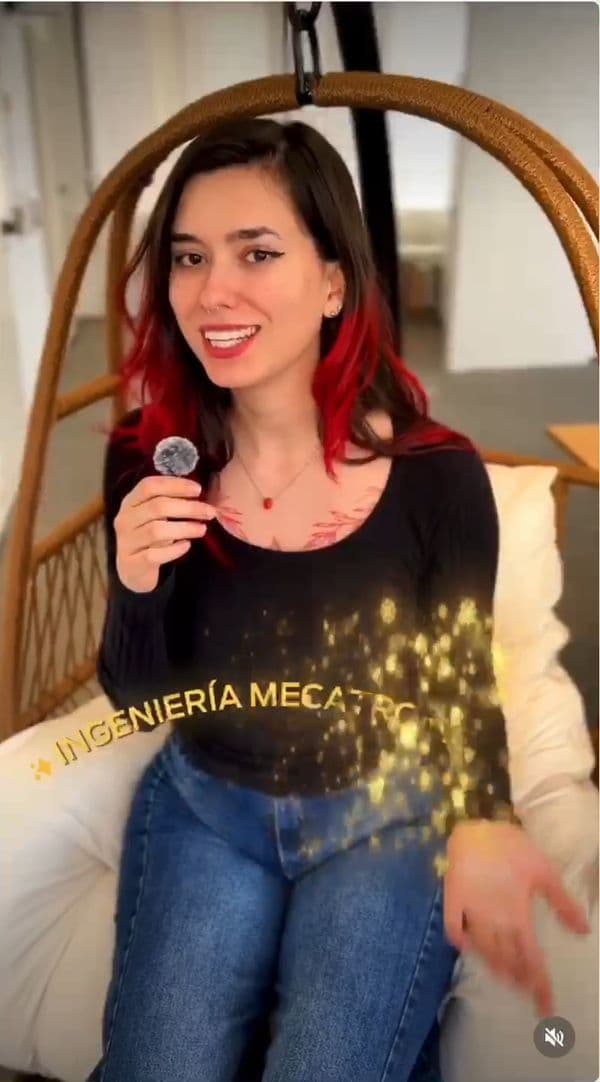 Reel: chica con micrófono sentada en un sillón colgante