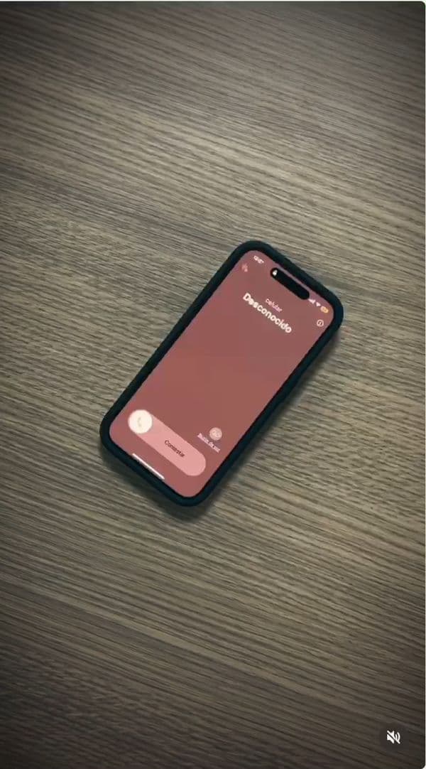 Reel: celular con una llamada entrante sobre una mesa de madera