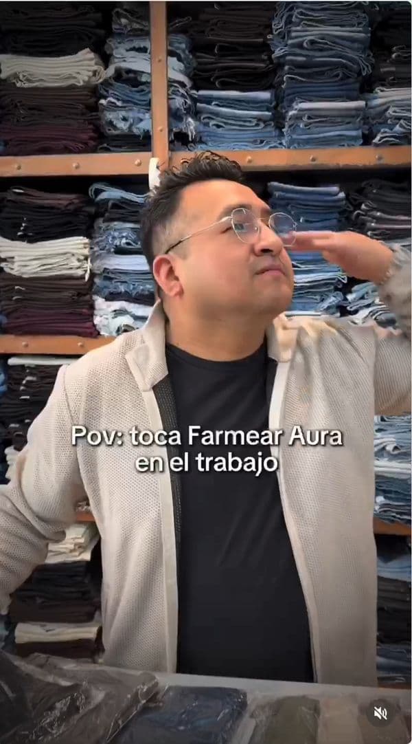 Reel en un local de jeans: “Pov: toca farmear aura en el trabajo”