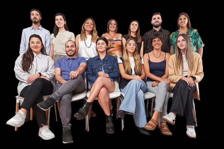 Foto grupal del equipo de TMT: catorce integrantes, siete de pie y siete sentados