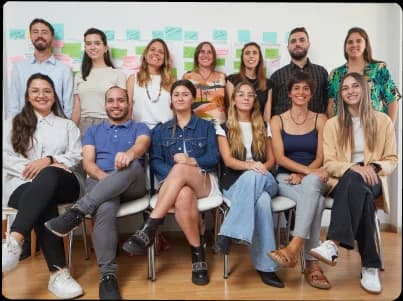 Integrantes del equipo de TMT sentados, sonriendo