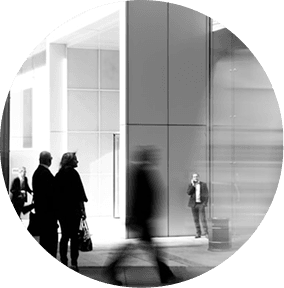 Personas caminando en el hall de un edificio corporativo