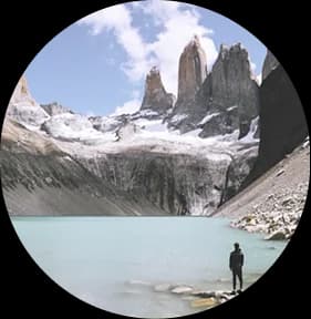 Viajero frente a una laguna y las Torres del Paine