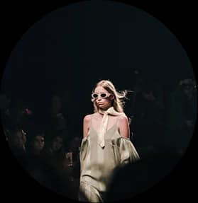 Modelo desfilando en una pasarela